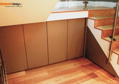 Armadi sottoscala su misura in legno salva spazio