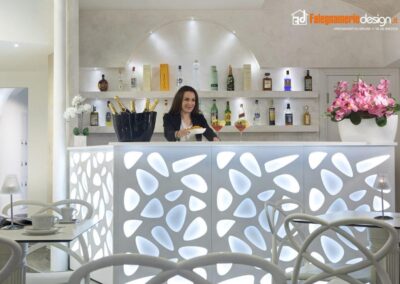 Bancone decorato per locale