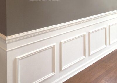Boiserie in legno bianca elegante in stile classico