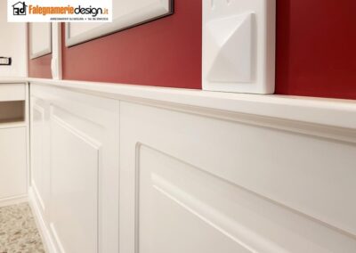 Boiserie bianca in vero legno