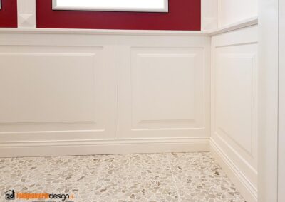 Boiserie bianca in vero legno