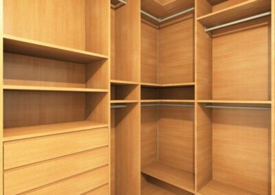 Cabina armadio con cassettiera e area appendiabiti