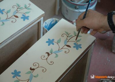 cassetti decorati con disegni a mano