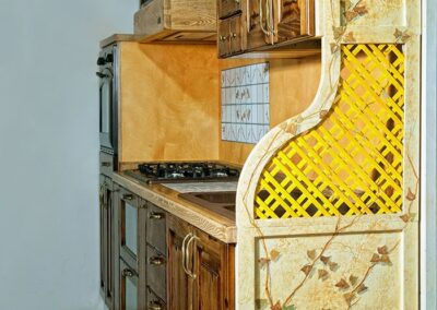 Cucina con elementi pittorici