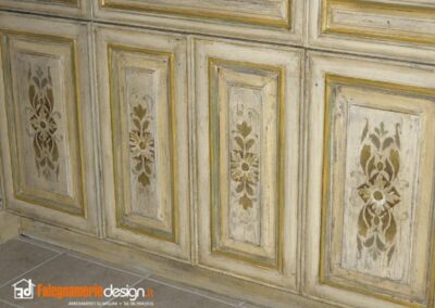 Mobile anticato con elementi decorativi pitturati a mano