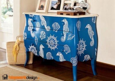 Cassettiera decorata con pittura a mano libera