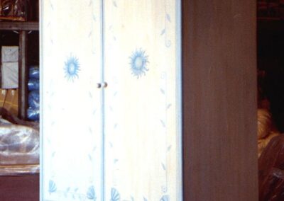Armadio con elementi decorati a mano libera