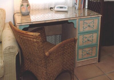 Scrivania con decorazione a mano libera