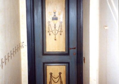 Porta con elementi decorativi a mano libera