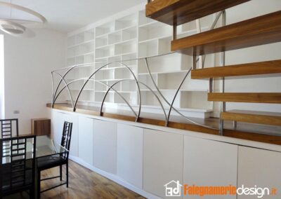 Libreria su misura bianca con scaffali e ante di design moderno