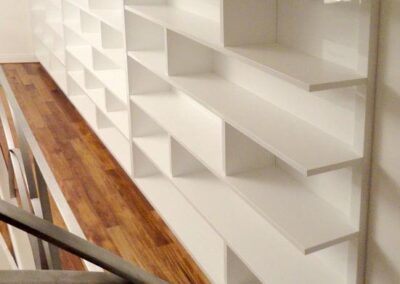 Libreria su misura bianca con scaffali e ante di design