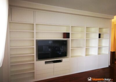 Libreria su misura in legno bianco stile moderno