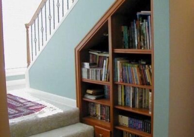Sottoscala con libreria a parete