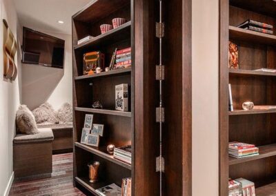 Porta in legno su misura con libreria su misura