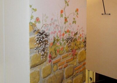 muro con decorazione a mano libera