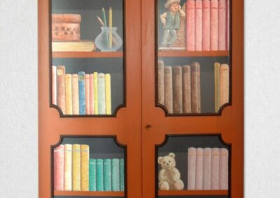 libri dipinti a mano su ante armadio