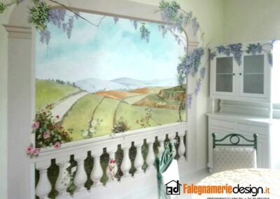parete interamente pitturata a mano con disegno che continua su credenza