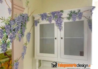 Credenza con elemento decorativo a mano libera