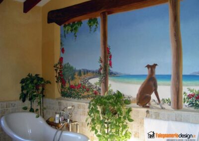 Bagno con decorazione su parete