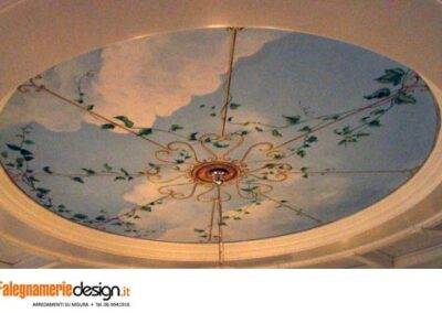 Soffitto con dipinto a mano libera raffigurante il cielo