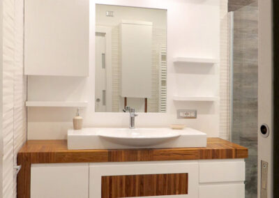 Bagno su misura in vero legno elegante in stile moderno