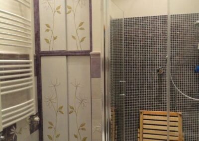 Armadio a muro per bagno con decorazione