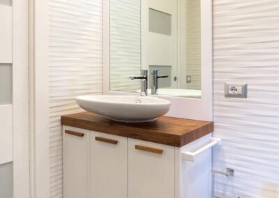 mobile bianco elegante per bagno