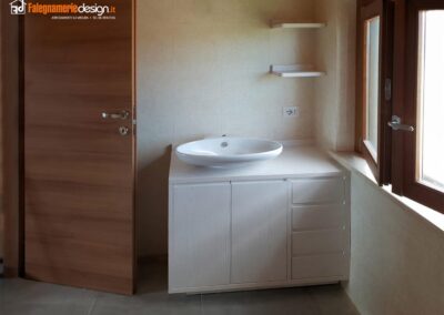mobile con cassetti e ante per bagno