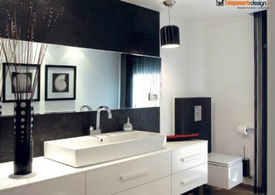 Bagno con ampio mobile per base lavandino