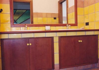 bagno in muratura con sportelli in vero legno su misura