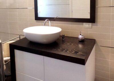 bobile bianco con base nera per bagno