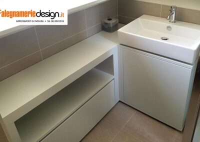 Bagno con panca contenitore in vero legno
