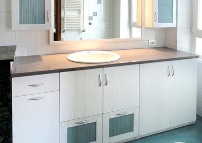 Bagno con ampia base in legno con sportelli