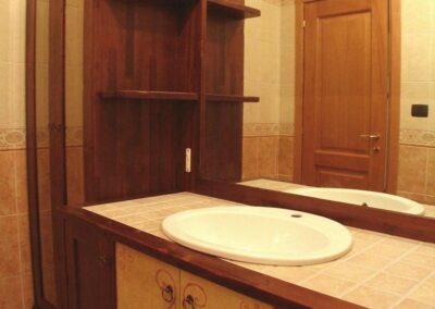 Bagno con mobile classico in legno