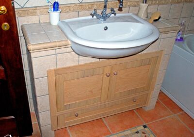 bagno in muratura con sportelli su misura in vero legno