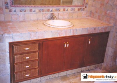 Bagno in muratura con sportelli in legno