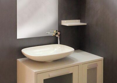 piccola base in legno per lavandino dele bagno