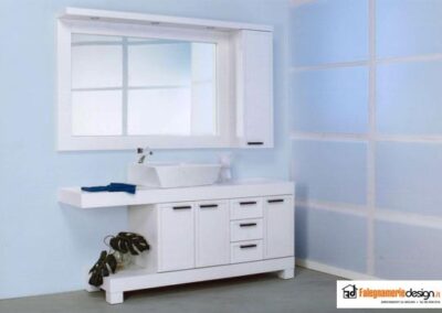Bagno con mobile bianco