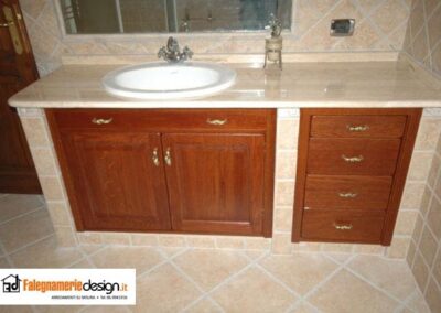Bagno in muratura con mobile per lavandino in vero legno su misura