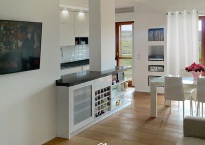 Soggiorno con cucina moderna