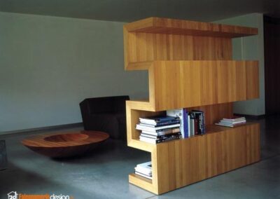 Salone con Libreria bifacciale in legno per doppio uso