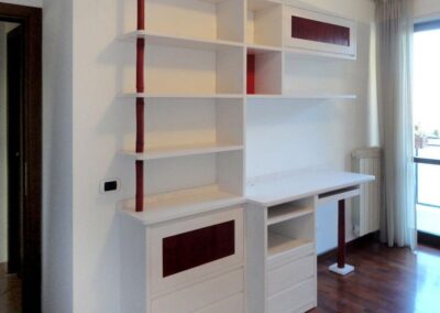 Sistema completo con scrivania in vero legno e scaffali