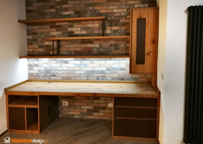 Scrivania con cassetti e mensole in vero legno