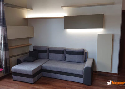 Mensole in legno con illuminazione per soggiorno