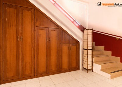 Armadio sottoscala in legno di noce con 6 ante