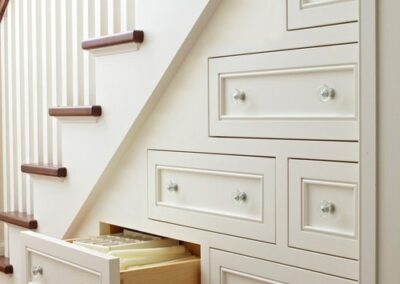 Armadio sottoscala su misura in legno con cassetti