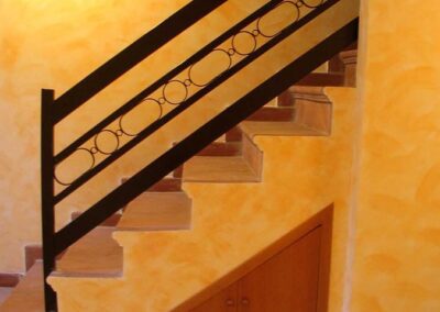 Piccolo armadio in legno nel sottoscala con due nate