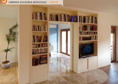 Libreria bifacciale in legno per doppio uso con porta scorrevole