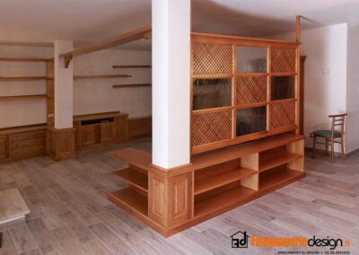 Salone con libreria bifacciale