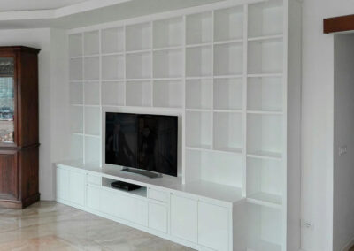 soggiorno con libreria su misura in legno con scaffali